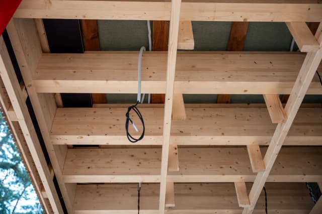 Czy strop drewniany może się zawalić? Zrozum ryzyko i jak mu zapobiec Czy strop drewniany może się zawalić? Zrozum ryzyko i jak mu zapobiec