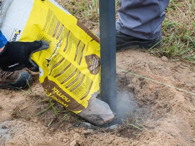 Jak zrobić zaprawę pod słupki ogrodzeniowe – skuteczne przepisy i porady Jak zrobić zaprawę pod słupki ogrodzeniowe – skuteczne przepisy i porady