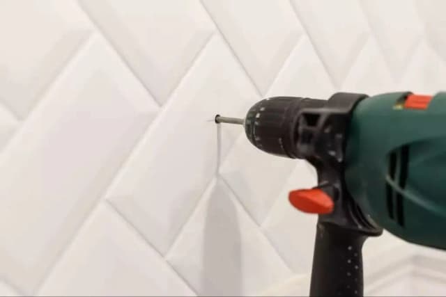 Jakie wiertło do płytek wybrać, aby uniknąć pęknięć i uszkodzeń? Jakie wiertło do płytek wybrać, aby uniknąć pęknięć i uszkodzeń?