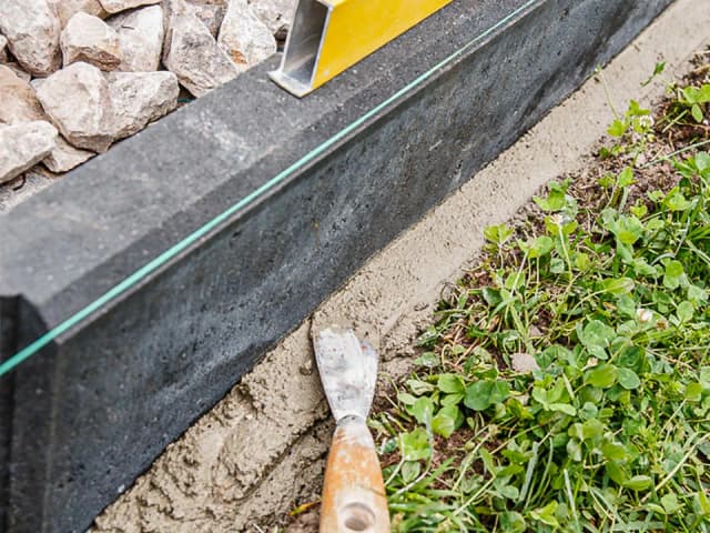 Jaka zaprawa pod krawężniki? Kluczowe informacje i wskazówki dla budujących Jaka zaprawa pod krawężniki? Kluczowe informacje i wskazówki dla budujących