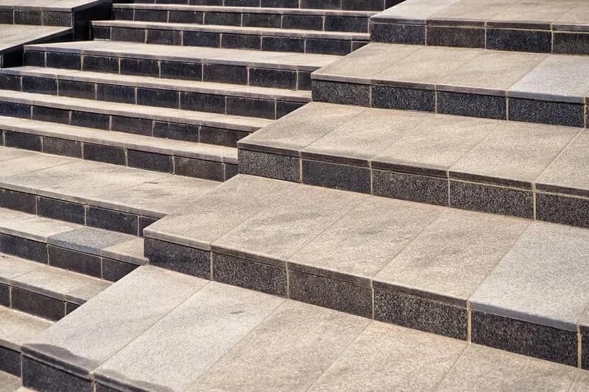 Jaki materiał na schody zewnętrzne wybrać? Kluczowe informacje i porady Jaki materiał na schody zewnętrzne wybrać? Kluczowe informacje i porady
