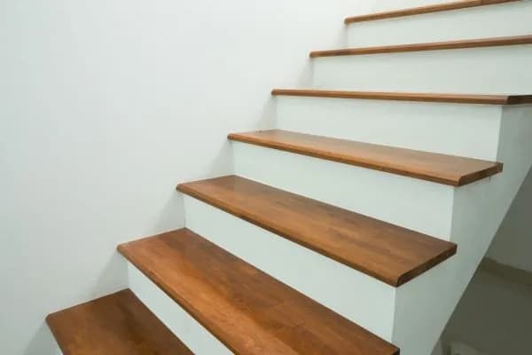 Jak zabezpieczyć schody bez balustrady? Skuteczne metody na bezpieczeństwo Jak zabezpieczyć schody bez balustrady? Skuteczne metody na bezpieczeństwo