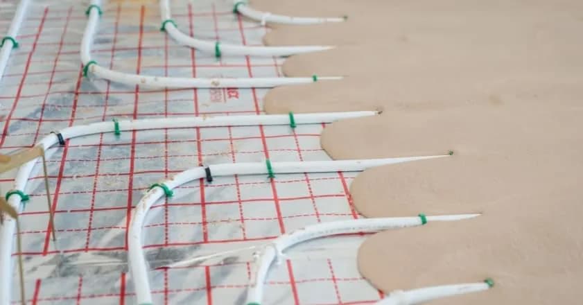 Zbrojenie wylewki pod ogrzewanie podłogowe – uniknij kosztownych błędów Zbrojenie wylewki pod ogrzewanie podłogowe – uniknij kosztownych błędów