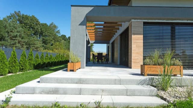 Co na taras betonowy ze schodami? Kluczowe informacje o budowie i wykończeniu Co na taras betonowy ze schodami? Kluczowe informacje o budowie i wykończeniu