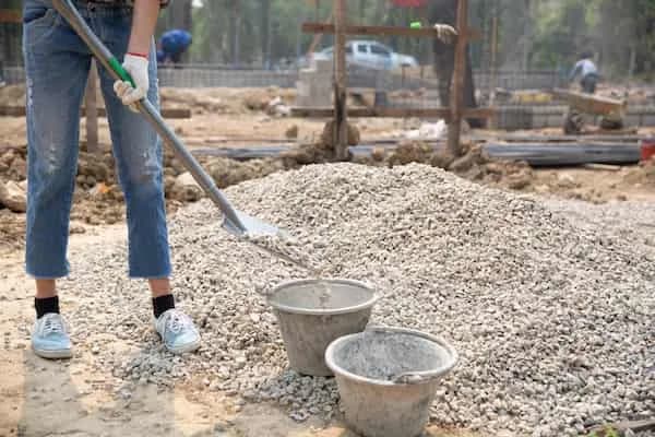 Ile łopat piasku na worek cementu? Odpowiednie proporcje dla betonu Ile łopat piasku na worek cementu? Odpowiednie proporcje dla betonu