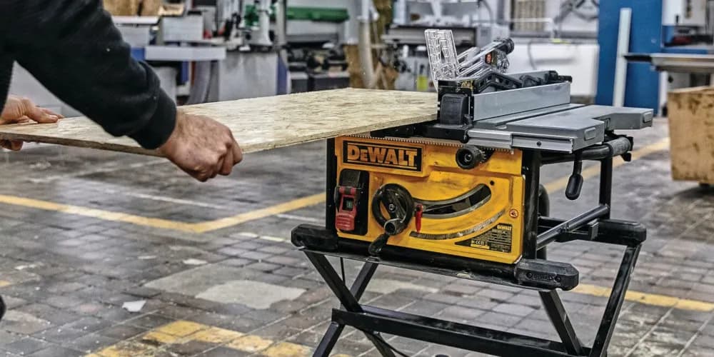 Pilarka stołowa czy ukośnica – który wybór uratuje Twój projekt? Pilarka stołowa czy ukośnica – który wybór uratuje Twój projekt?