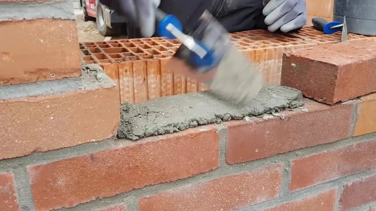 Ile wody dodać do zaprawy murarskiej? Praktyczne porady i proporcje Ile wody dodać do zaprawy murarskiej? Praktyczne porady i proporcje