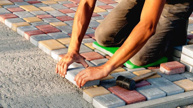 Jak położyć kostkę na betonowym tarasie i uniknąć najczęstszych błędów Jak położyć kostkę na betonowym tarasie i uniknąć najczęstszych błędów