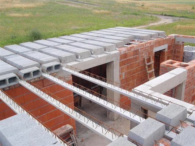 Jaki strop najtańszy? porównanie kosztów i zalet różnych typów stropów Jaki strop najtańszy? porównanie kosztów i zalet różnych typów stropów