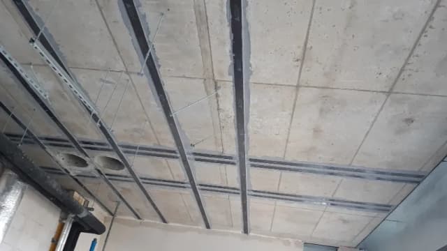 Czym wypełnić pęknięcia w stropie? Skuteczne metody naprawy i materiały Czym wypełnić pęknięcia w stropie? Skuteczne metody naprawy i materiały