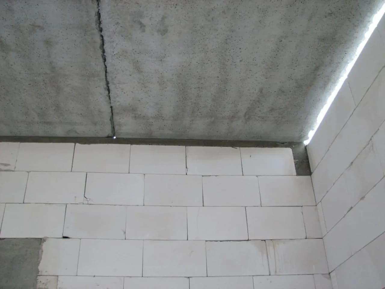 Ile schnie strop po zalaniu? Poznaj kluczowe czynniki i czas schnięcia Ile schnie strop po zalaniu? Poznaj kluczowe czynniki i czas schnięcia